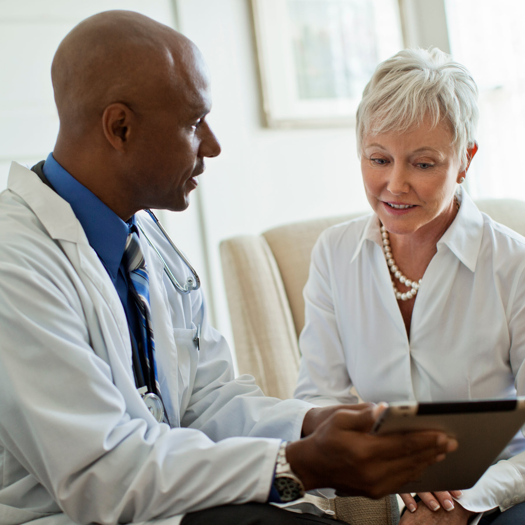 Image of a doctor in a discussion with a patient